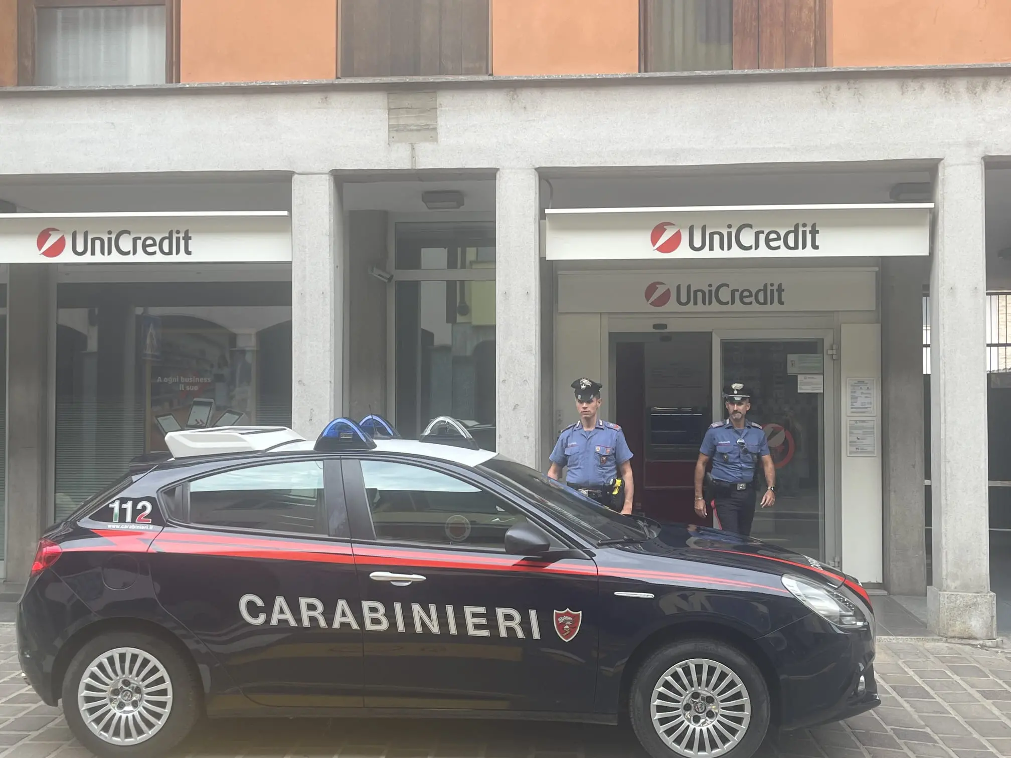 Il colpo e il sequestro alla filiale Unicredit di Sant'Angelo Lodigiano: il  rapinatore con le forbici resta in silenzio davanti al gip