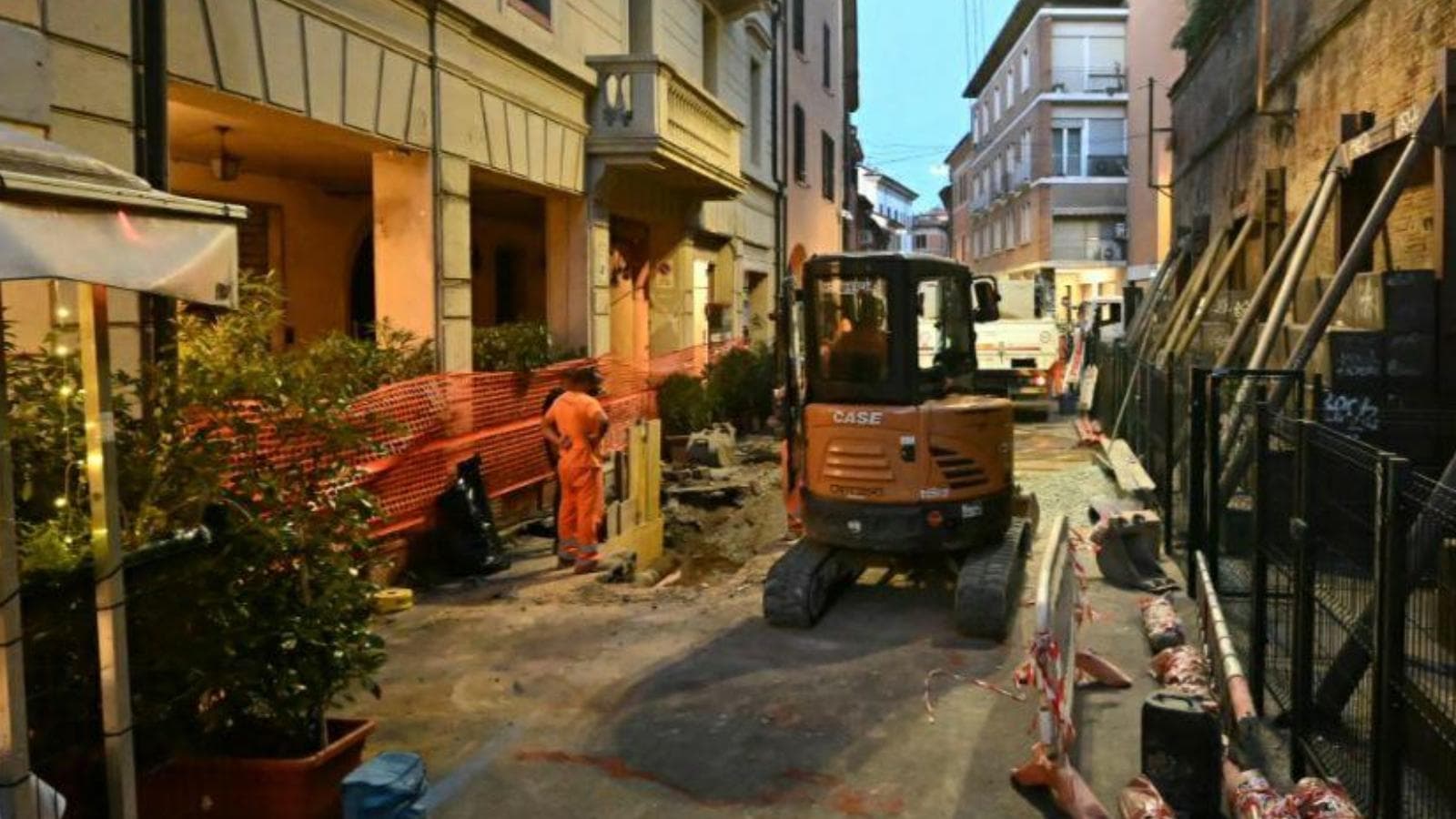 Via delle Belle Arti chiusa, tubo dell'acqua si rompe due volte: vigili del  fuoco al lavoro