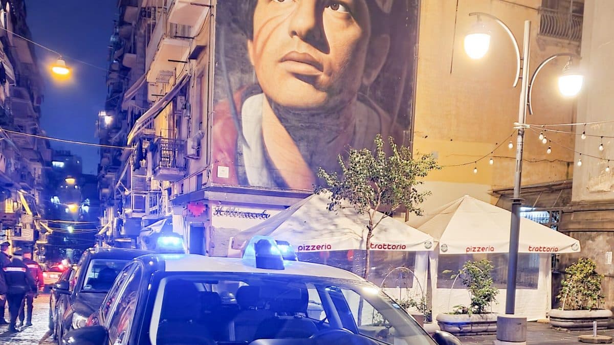 Donna investita dalla moto, ferito il turista che l'aveva soccorsa, cieca  violenza al rione Forcella